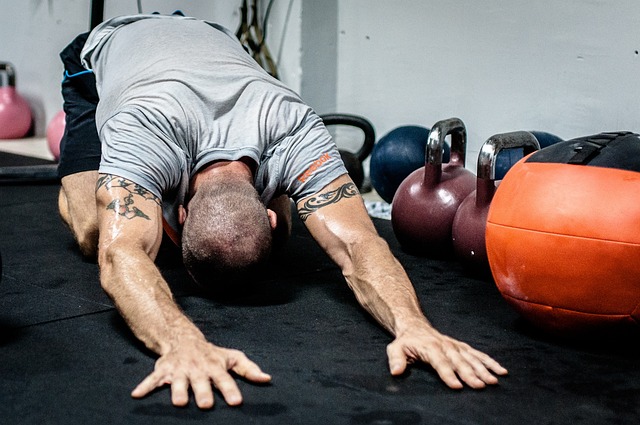 10. Výpadové přítahy kettlebellem nebo ​činkami