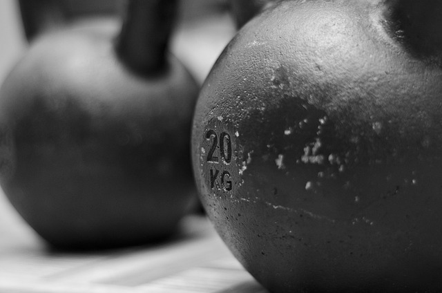 9. Kettlebell Swings (Kyvadla s kettlebellem)